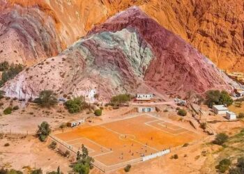 Una canchita de fútbol de Purmamarca fue seleccionada entre las más increíbles e insólitas del mundo