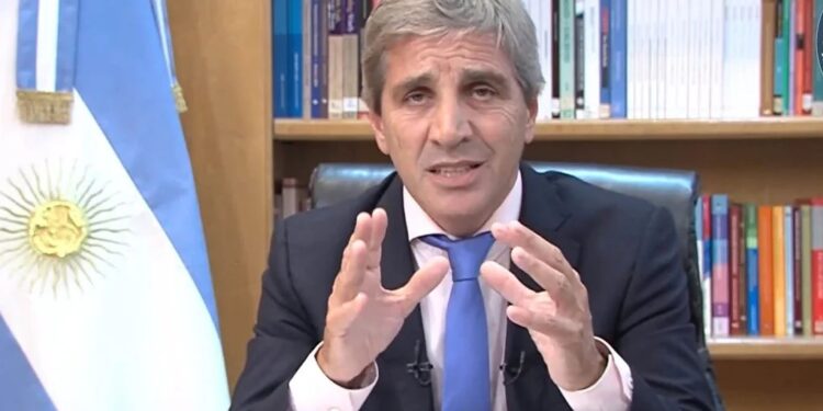 Caputo blanqueó su plan: que la gente tenga que vender sus ahorros