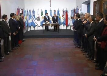 Milei firmó el Pacto de Mayo con 18 gobernadores y habló de un cambio de época: “Nos enfrentamos a problemas de magnitudes bíblicas”