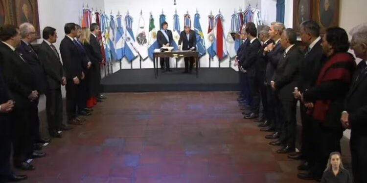 Milei firmó el Pacto de Mayo con 18 gobernadores y habló de un cambio de época: “Nos enfrentamos a problemas de magnitudes bíblicas”