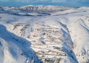 Una de las rutas más lindas y peligrosas de la Argentina apareció cubierta bajo un manto de nieve espesa