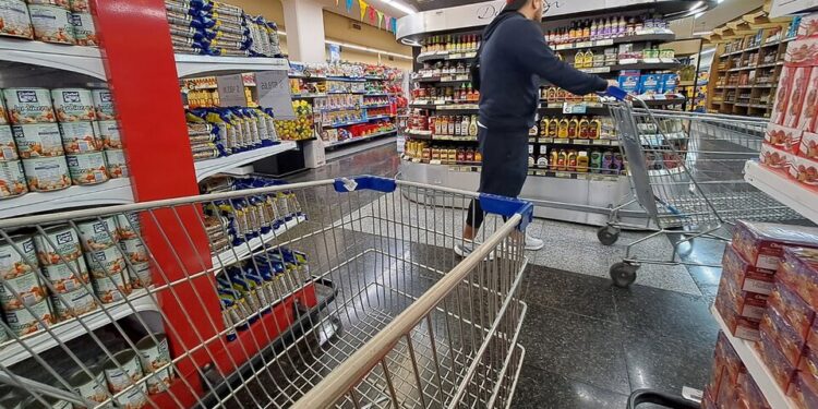 Caída de ventas en supermercados y mayoristas