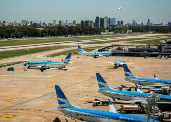 Complicaciones en Ezeiza y Aeroparque: vuelos demorados de Aerolíneas Argentinas por una falla técnica