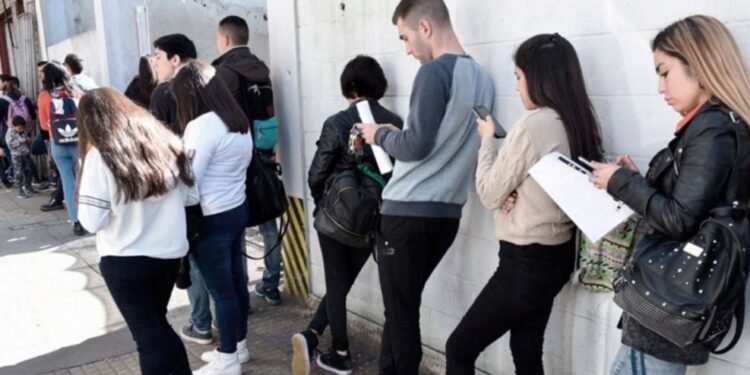 Cuando la economía está en recesión, ¿el empleo cae en la misma magnitud?