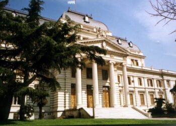 LA ENCRUCIJADA DE BUENOS AYRES, Decretos de ayer, realidades de hoy