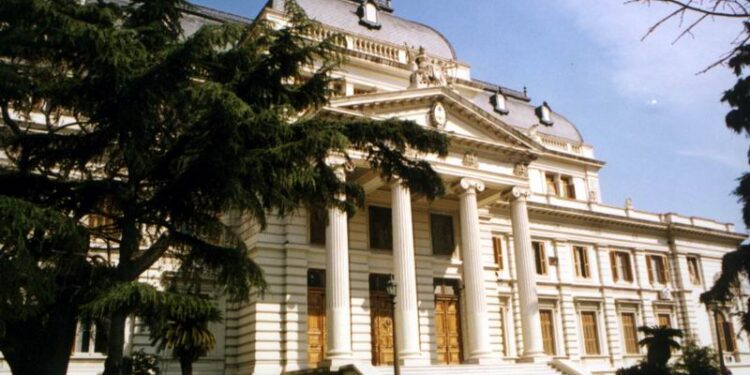 LA ENCRUCIJADA DE BUENOS AYRES, Decretos de ayer, realidades de hoy