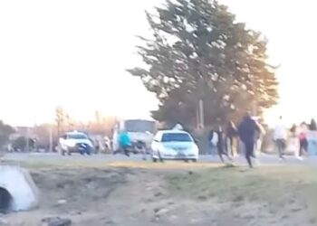Anarquía en Pringles: Cortaron una calle y echaron a la policía a piedrazos
