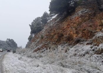 Circular con extrema precaución en sector Abra de la Ventana por hielo sobre la ruta 76