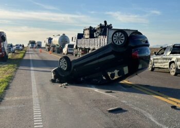 Vuelco en la ruta 33; dos personas derivadas al hospital municipal