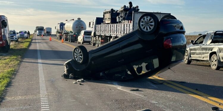 Vuelco en la ruta 33; dos personas derivadas al hospital municipal