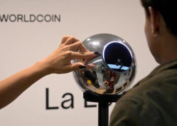 La Provincia sancionó a Worldcoin con una multa de $194 millones