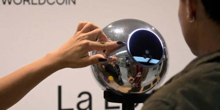 La Provincia sancionó a Worldcoin con una multa de $194 millones