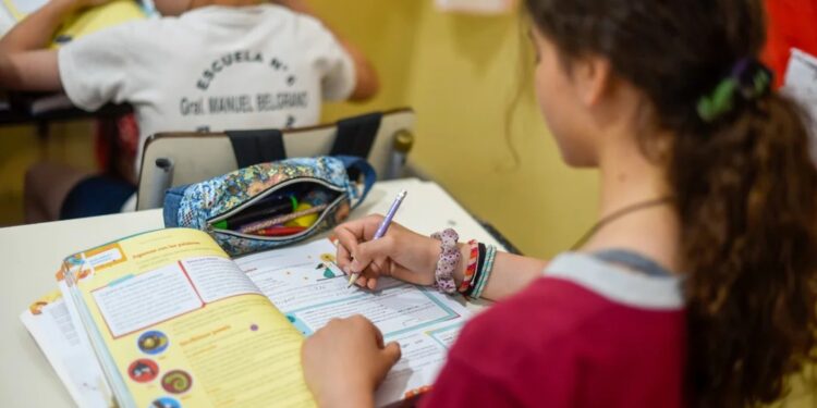 Los estudiantes de primaria y secundaria no podrán usar los celulares en aulas porteñas