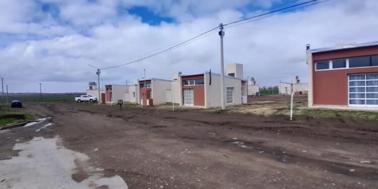 Concejales opositores reclaman por múltiples falencias en barrio de viviendas sociales de Saldungaray