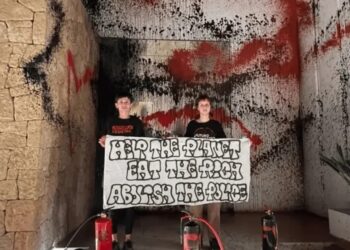 Un grupo de ambientalistas vandalizaron la casa de Messi en Ibiza