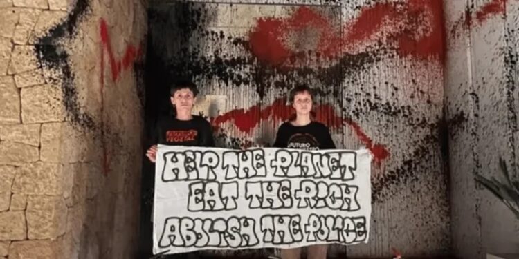 Un grupo de ambientalistas vandalizaron la casa de Messi en Ibiza