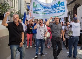 Bancarios acordaron un sueldo mínimo de más de $ 1,3 millones a cobrar en agosto