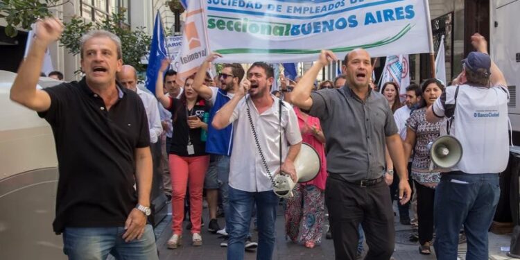 Bancarios acordaron un sueldo mínimo de más de $ 1,3 millones a cobrar en agosto