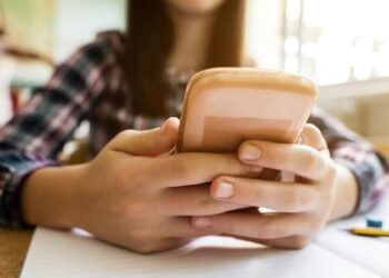 Celulares en el aula: la Provincia de Buenos Aires sostendrá su uso en las escuelas