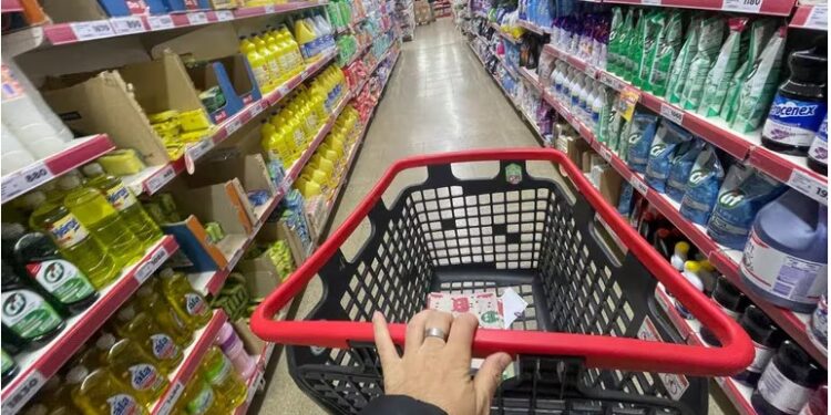 Sigue el derrumbe del consumo: junio tuvo la peor caída desde la pandemia y se retrasa la recuperación