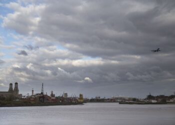 Hallan un explosivo en el Río de la Plata durante tareas de dragado y lo vinculan con un hecho histórico