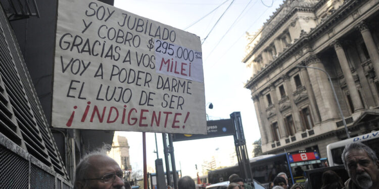La Policía Federal reprimió a los jubilados que se movilizaban en el Congreso contra el veto de Milei