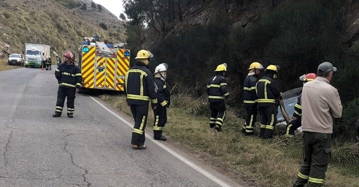 Un nuevo accidente en el Abra de la Ventana: Automóvil terminó en el zanjón.