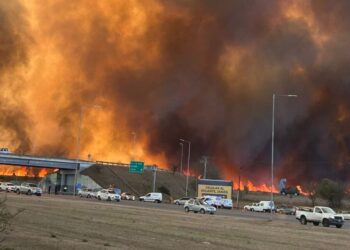 El fuego no cesa en Córdoba: cortaron la autopista a Carlos Paz y se declaró el estado de desastre