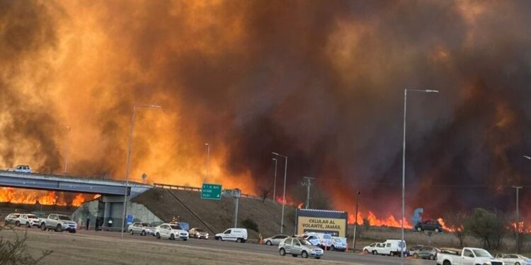El fuego no cesa en Córdoba: cortaron la autopista a Carlos Paz y se declaró el estado de desastre