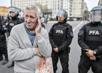 Piden que se declare inconstitucional el veto de Milei a la movilidad jubilatoria