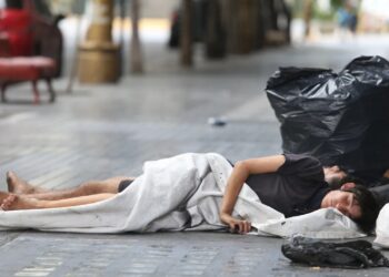 El índice de pobreza aumentó al 52,9% al término del primer semestre, informó el Indec