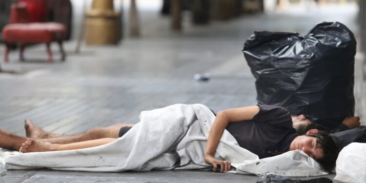 El índice de pobreza aumentó al 52,9% al término del primer semestre, informó el Indec