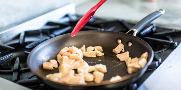 La OMS alertó sobre posibles sustancias cancerígenas en utensilios de cocina y productos cotidianos