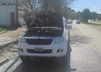 Se incendió el motor de una camioneta