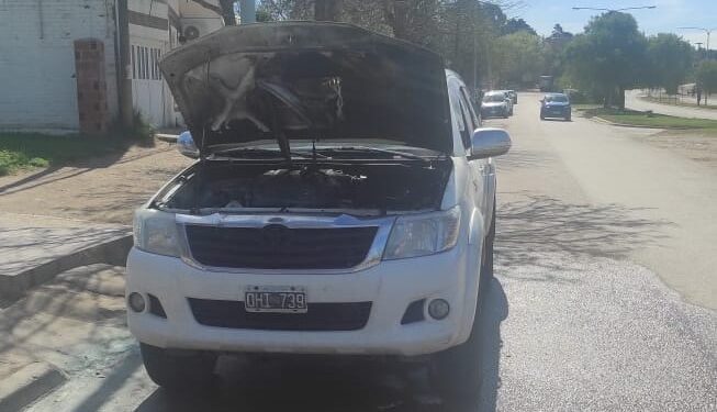 Se incendió el motor de una camioneta