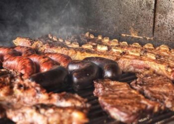 Hacer un asado para una familia tipo argentina ya cuesta más de $40.000