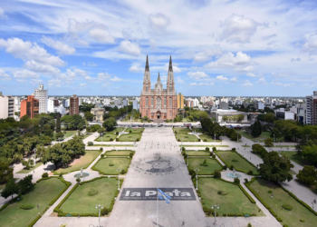 LA AUSENCIA DE UN LIDERAZGO BONAERENSE,  desafíos de gobernabilidad y centralismo político.