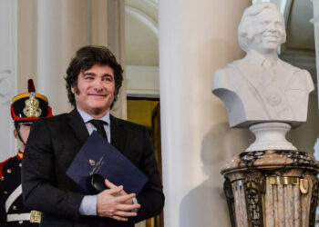 Milei ajusta a lo Menem: el financiamiento educativo cayó 40 % en 2024