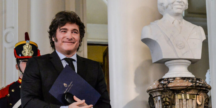 Milei ajusta a lo Menem: el financiamiento educativo cayó 40 % en 2024