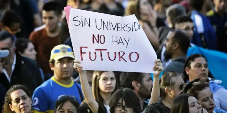 Universidades redoblan protestas contra el veto a la Ley de Financiamiento Universitario