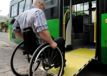 Transporte de larga distancia: una medida cautelar busca garantizar el acceso gratuito a personas con discapacidad