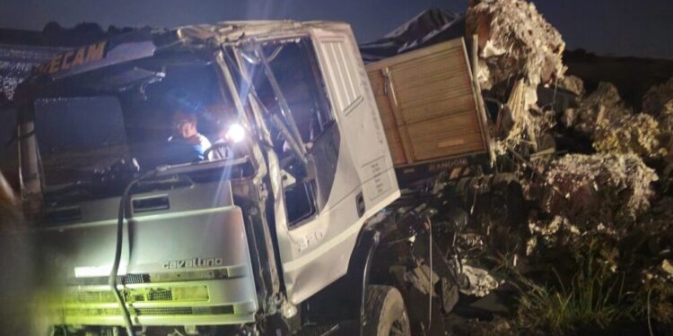 Un camión fuera de control casi termina en el Dique