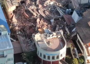 Villa Gesell: se derrumbó parte de un hotel, hay al menos un muerto y los bomberos intentan rescatar a las personas desaparecidas