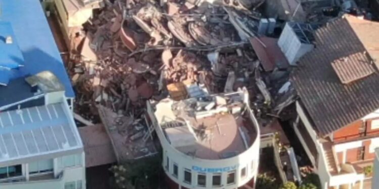 Villa Gesell: se derrumbó parte de un hotel, hay al menos un muerto y los bomberos intentan rescatar a las personas desaparecidas