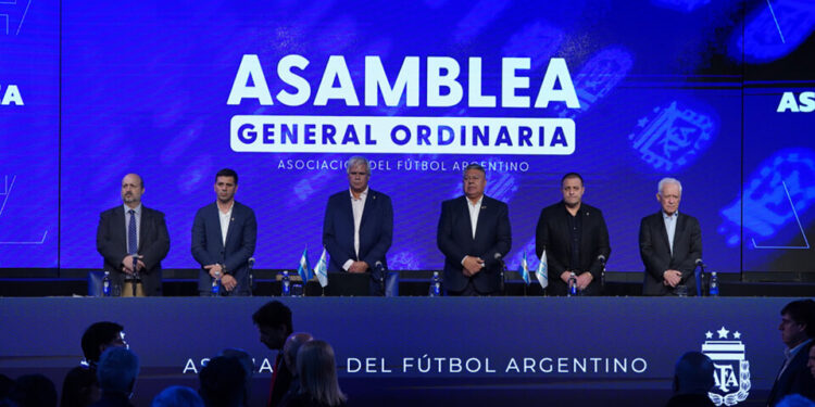Asamblea en AFA: se anularon los descensos y Tapia fue reelecto