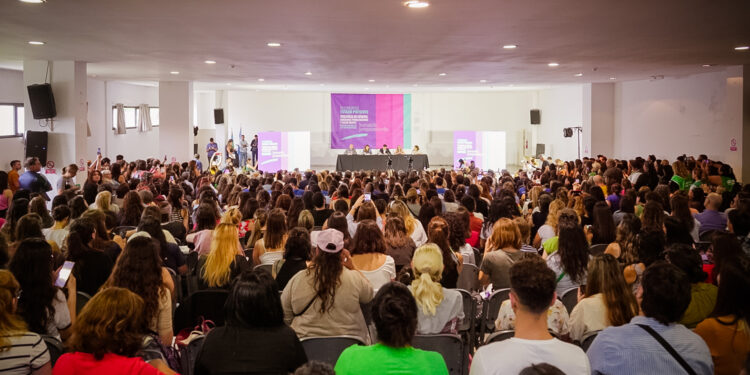 Axel Kicillof y Estela Díaz inauguraron la Jornada sobre Violencia de Género, Consumos Problemáticos y Salud Mental