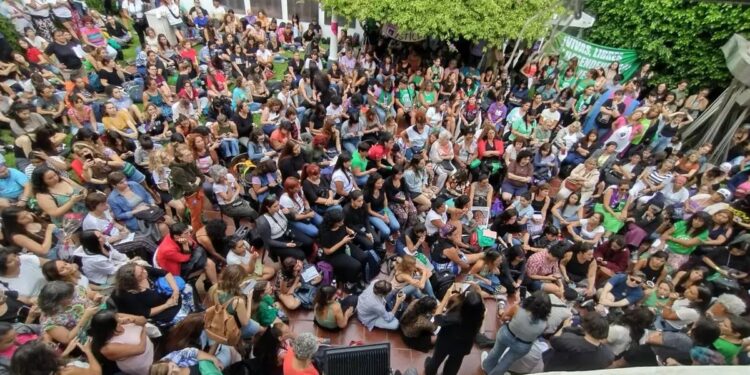 El Gobierno les dio 1% de aumento a los estatales en diciembre y profundiza el derrumbe de salarios en el sector público