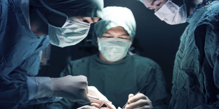 Absuelven a dos profesionales que olvidaron una gasa dentro de una paciente