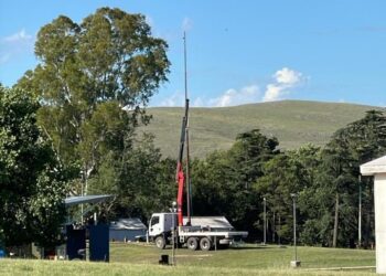 Avanza la construcción del mástil en el Centro Cultural, pero se posterga la inauguración.