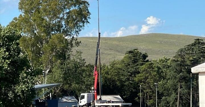 Avanza la construcción del mástil en el Centro Cultural, pero se posterga la inauguración.